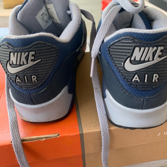 Woman’s Nike air max size 5Y - Picture 2 of 4